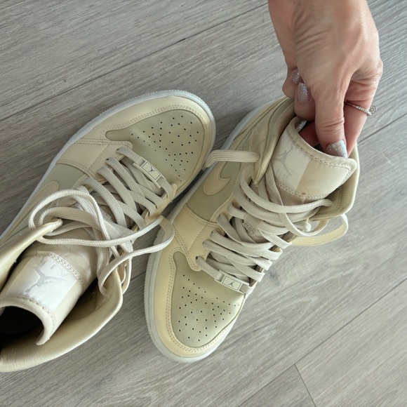 Women's Air Jordan 1 Mid SE Goose Feather Yellow WMNS CK6587-200 Size 8.5 - Picture 4 of 7